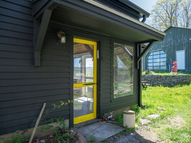 Building Photo - 483 Travis Hill Rd