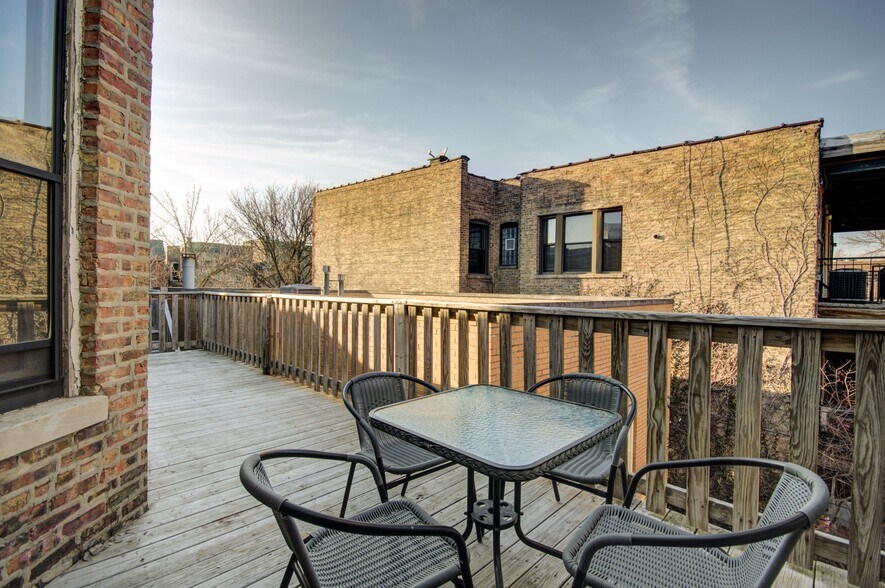 Building Photo - 848 W Waveland Ave