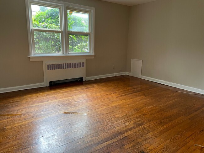 Building Photo - 720 Burnside St