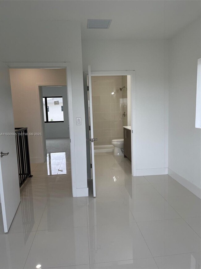 Building Photo - 238 NW 11th Ct