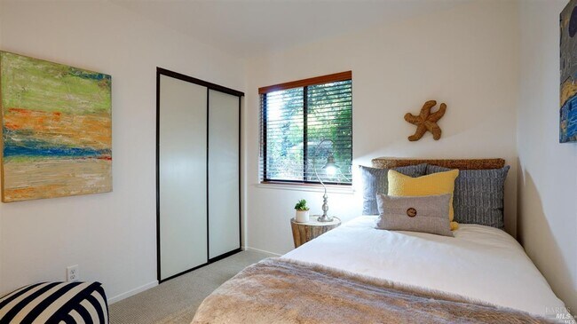 Building Photo - 16 Tudor Ct