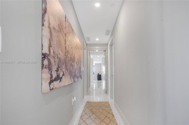 Building Photo - 700 NE 24th St