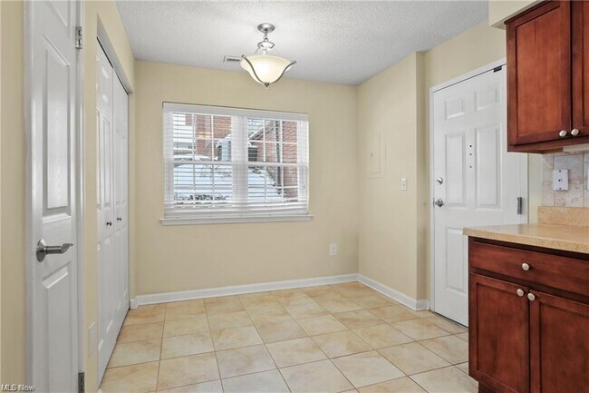 Building Photo - 240 Fox Hollow Dr