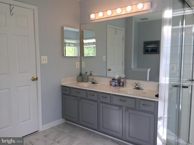 Building Photo - Absolutely Stunning townhome in the heart of Bristow. 3 bedroom, 2 full bathrooms and 2 half baths.