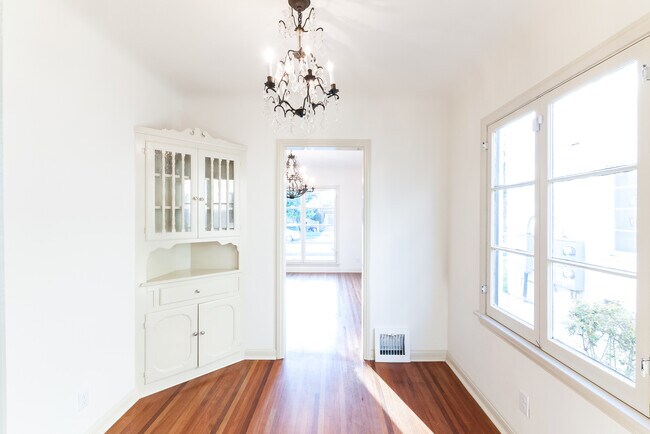 Building Photo - 1064 S Genesee-