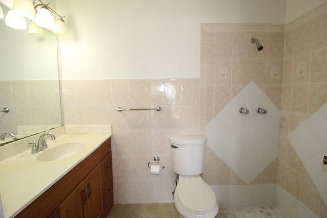 Building Photo - 1790 SE Ryecroft Ct