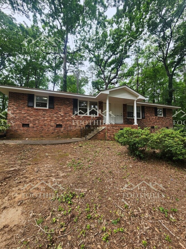 Building Photo - 2-Bed Duplex with Hardwood Floors & Fresh ...