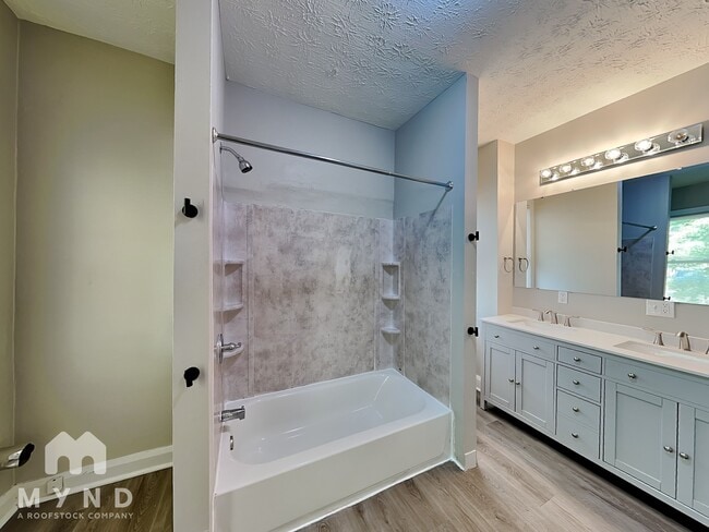 Building Photo - 96 N Center St