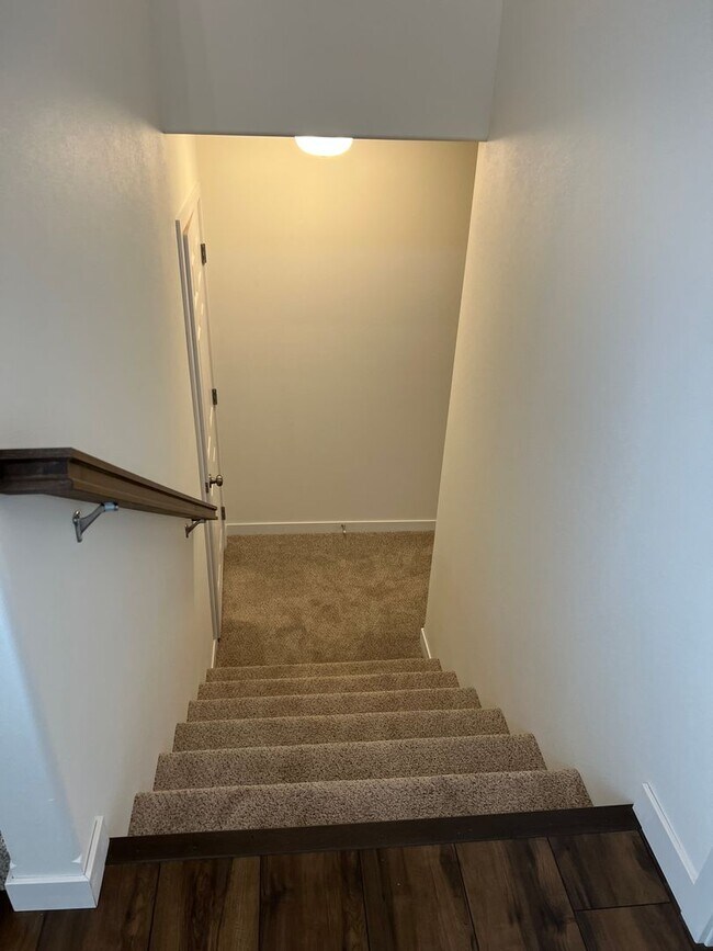 Building Photo - 3 Bed 2.5 Bath Single Family Home