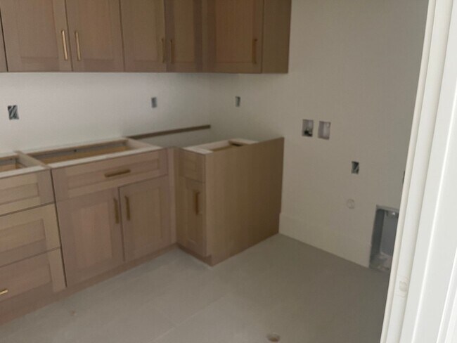 Building Photo - Gorgeous 6 bedroom with Pool and RV Garage