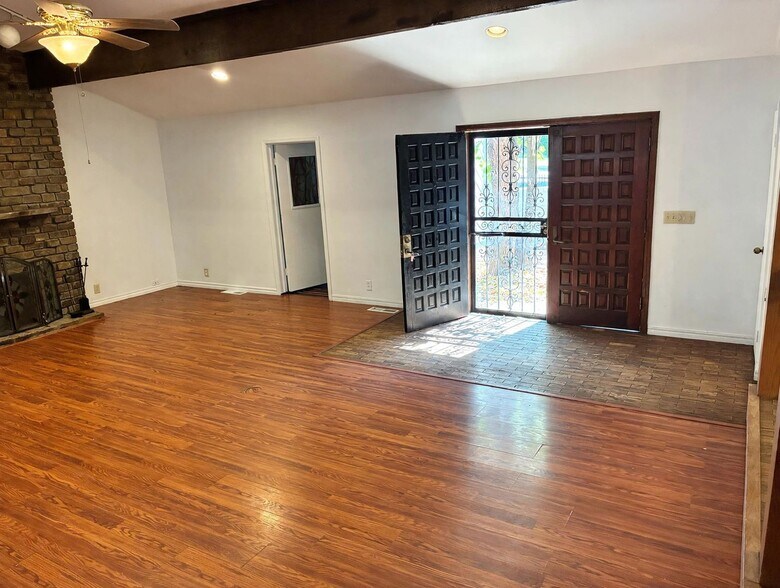 Building Photo - 5212 S Columbia Pl
