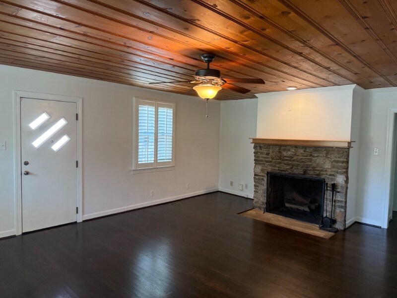 Building Photo - 2207 Pinewood Rd