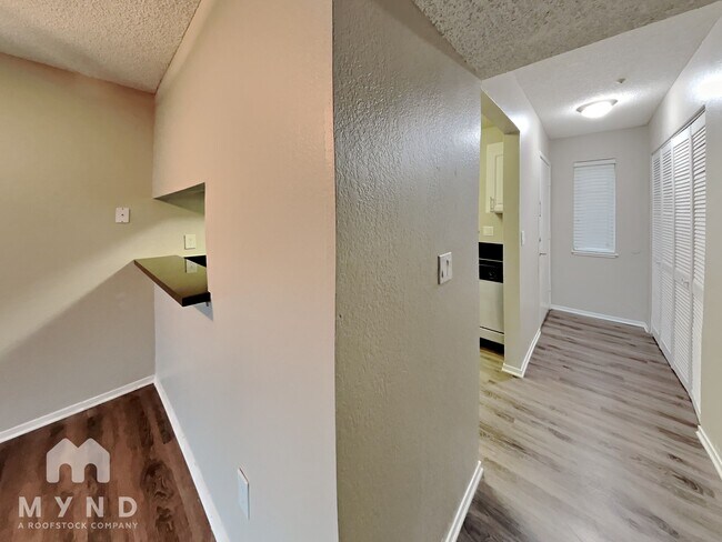 Building Photo - 6500 Country Club Dr Apt 7