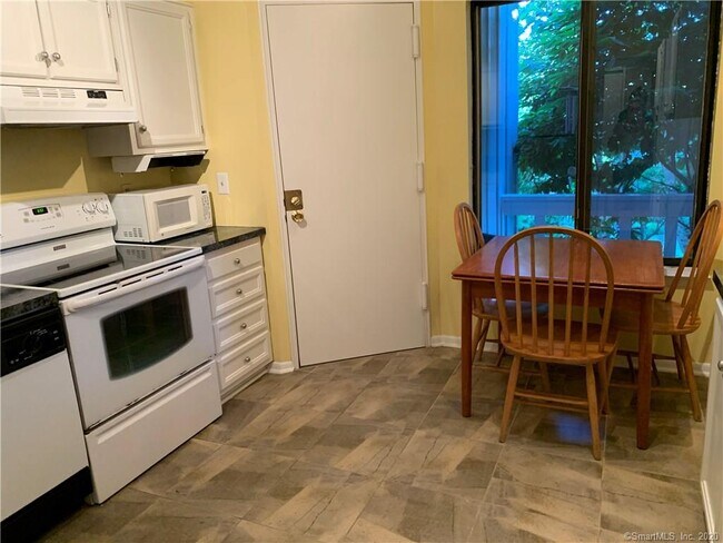 Building Photo - 13 Hills Ln