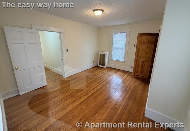 Building Photo - 158 Holland St