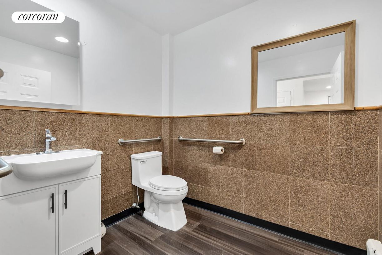 Building Photo - 244 E 32nd St