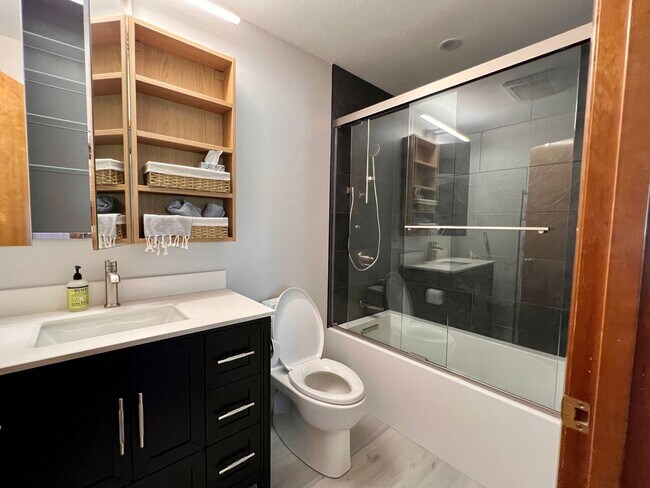 Building Photo - Quiet Downtown Kirkland Condo Available 8/6/26