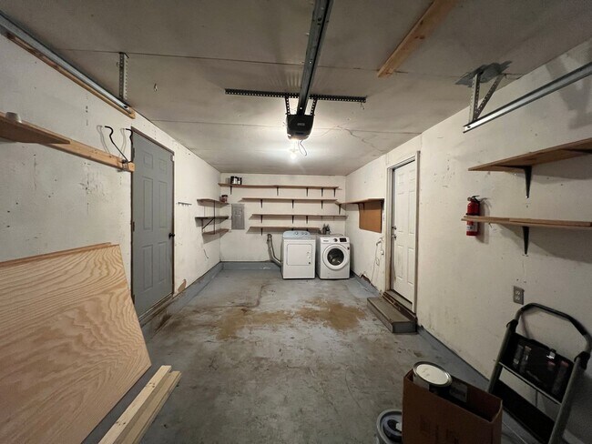 Building Photo - Charming Immaculate Three Bedroom Rambler in Tacoma