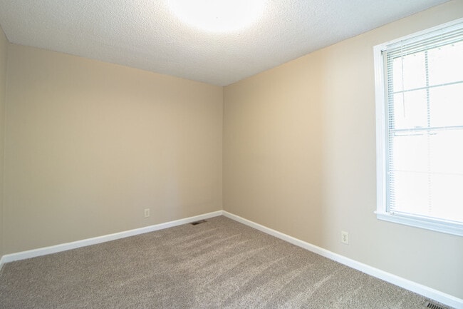 Building Photo - 812 Golf View Pl