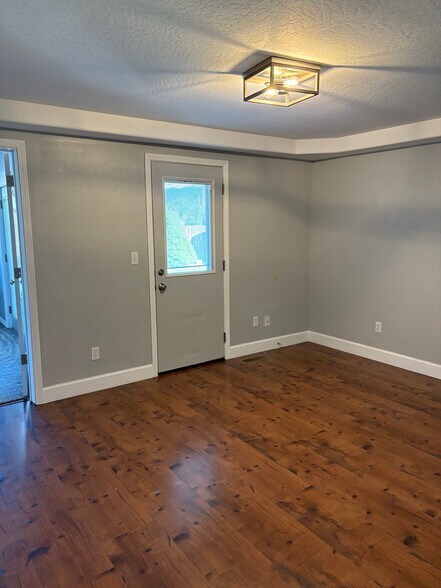 Building Photo - 60 Village Dr