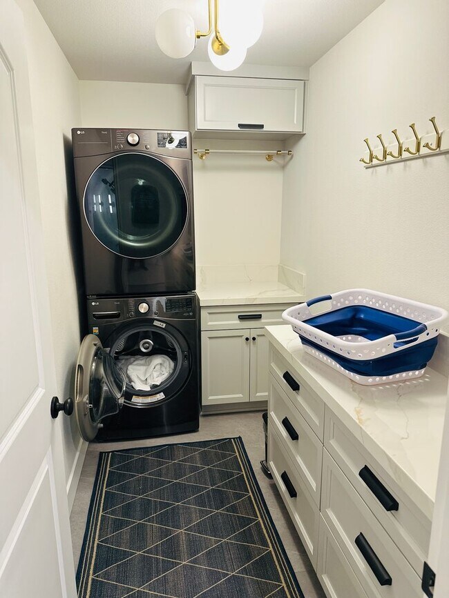 Building Photo - Gorgeous Custom Camas Home