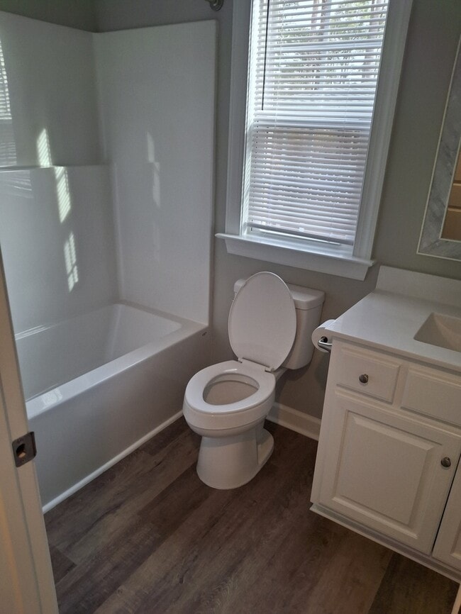 Building Photo - 2 Bedroom 1.5 Bath