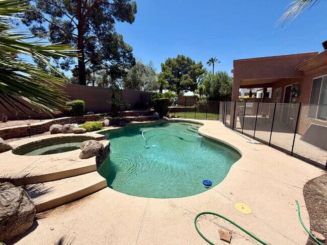 Building Photo - 885 W Aloe Pl