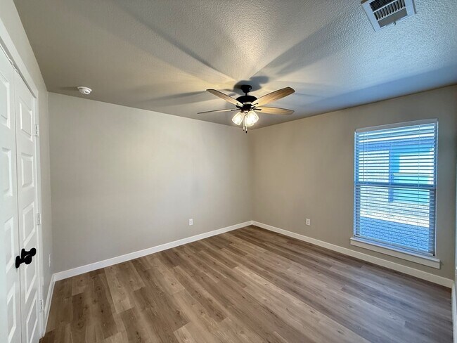 Building Photo - 6101 Poppy Dr