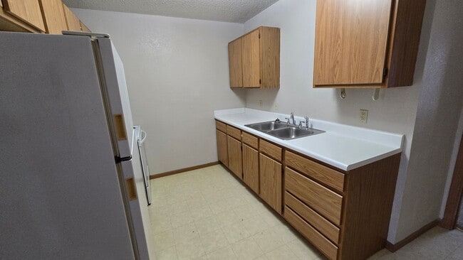 Building Photo - Ground Level 1 Bedroom Apartment w/ Washer/Dryer Connections