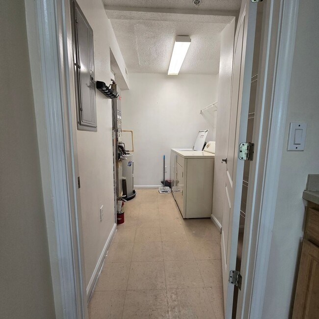 Building Photo - 1 Bedroom Condo for RENT