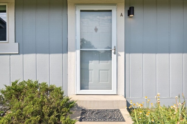 Building Photo - Fall 2026 Pre-Leasing!! Beautifully Renovated 3bed / 2bath in PRIME Boulder location with POOL !!!