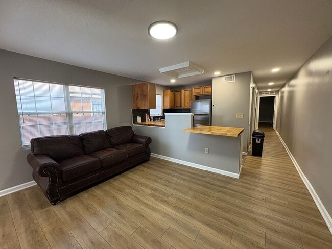 Building Photo - Charming First Floor Flat on Amelia Island