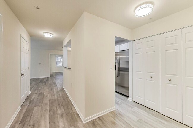 Building Photo - Beautiful - Ground Floor 3/2 condo in Rockville