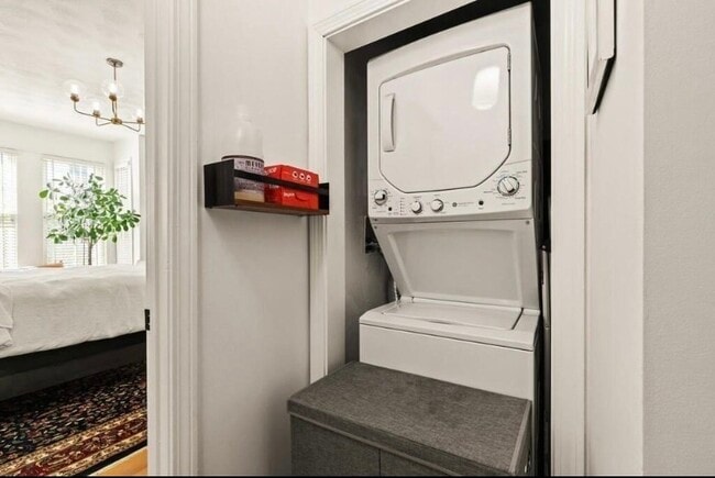 Building Photo - 171 Brooks St