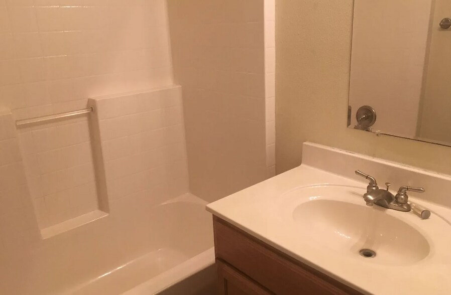 Building Photo - 1218 Welsh Ave