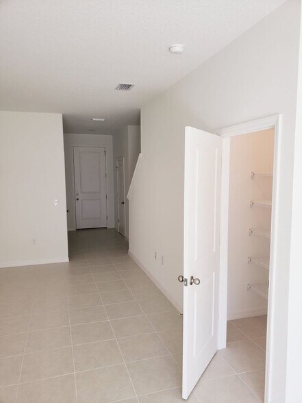 Building Photo - 729 W Oak Dr