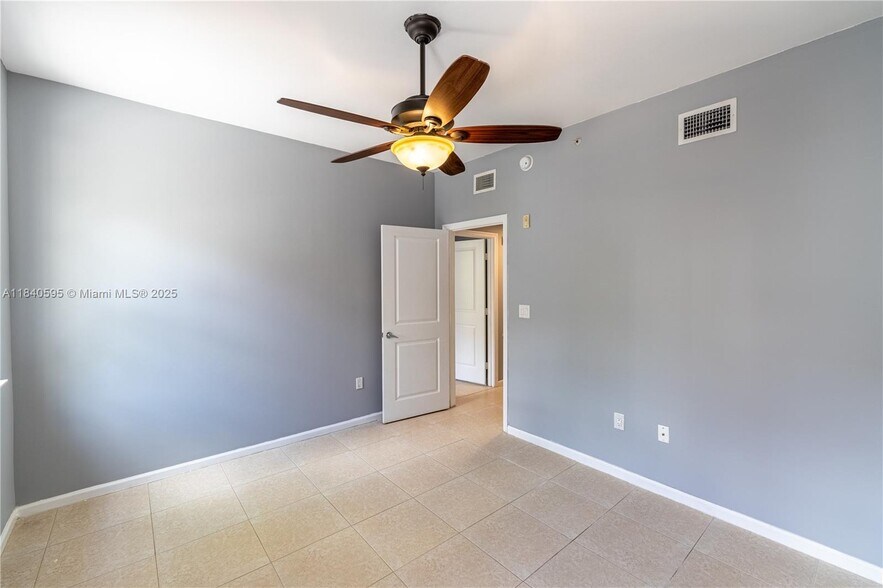 Building Photo - 6020 W Sample Rd