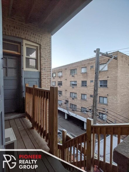 Building Photo - 546 W Surf St