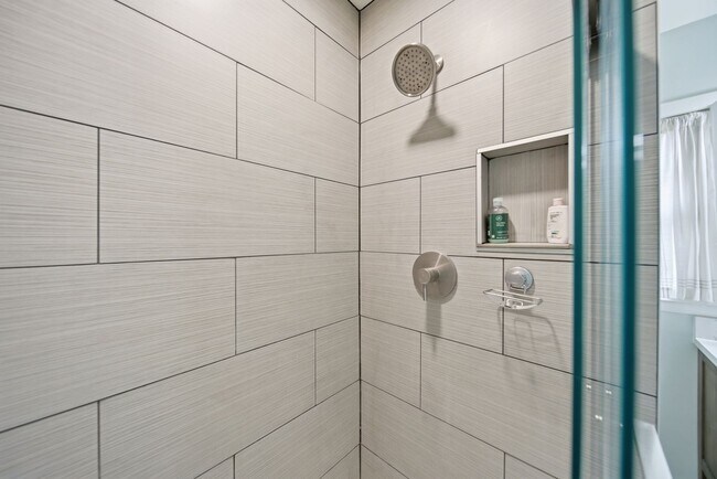 Building Photo - Charming Midtown bungalow just minutes from downtown!