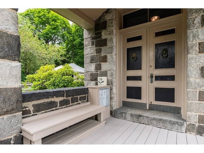 Building Photo - 35 Grandview Ave