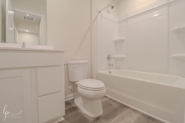 Building Photo - Modern 3-Bedroom Townhome