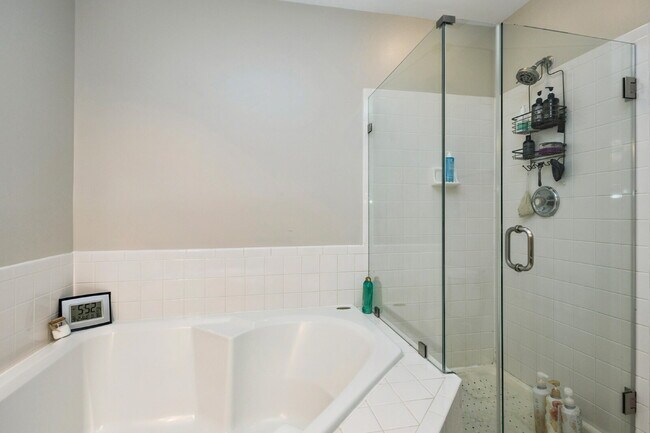 Building Photo - Nestled in the desirable Potomac Lakes com...