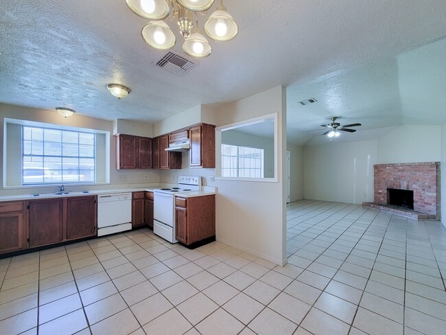 Building Photo - 10059 Emerald Creek Dr