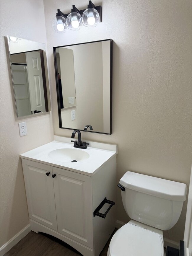 Building Photo - Exceptional 3-bedroom, 2.5-bathroom end unit townhouse located in Arvada