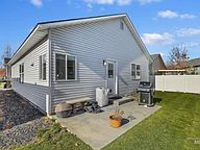 Building Photo - 3 bedroom 2 Bathroom home