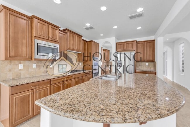 Building Photo - Beautiful Executive Home w/ Pool on 1/2 Ac...