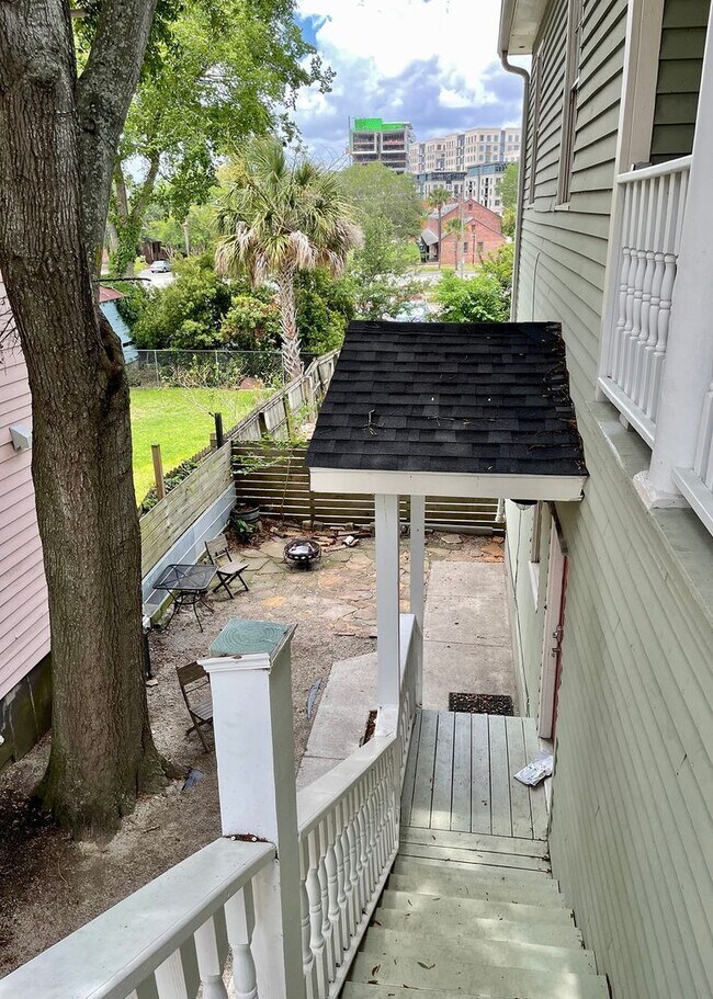 Building Photo - Available 8/1. Gorgeous 2 BR/1 BA Unit in the Historic East Side!