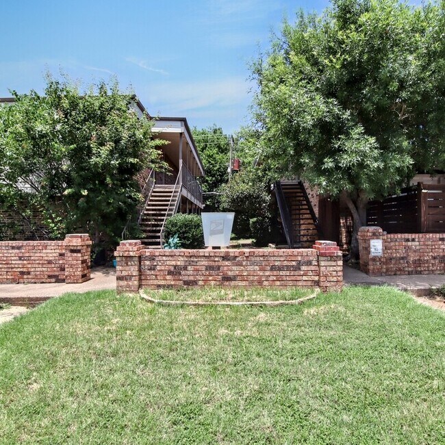 Primary Photo - 4816 Wellesley Ave