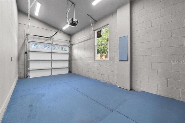 Building Photo - 724 W Crescent Dr