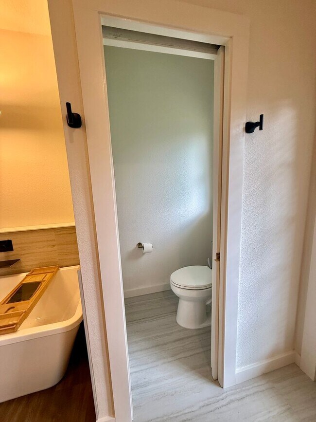 Building Photo - GORGEOUS, just completely renovated 3/2 Ho...
